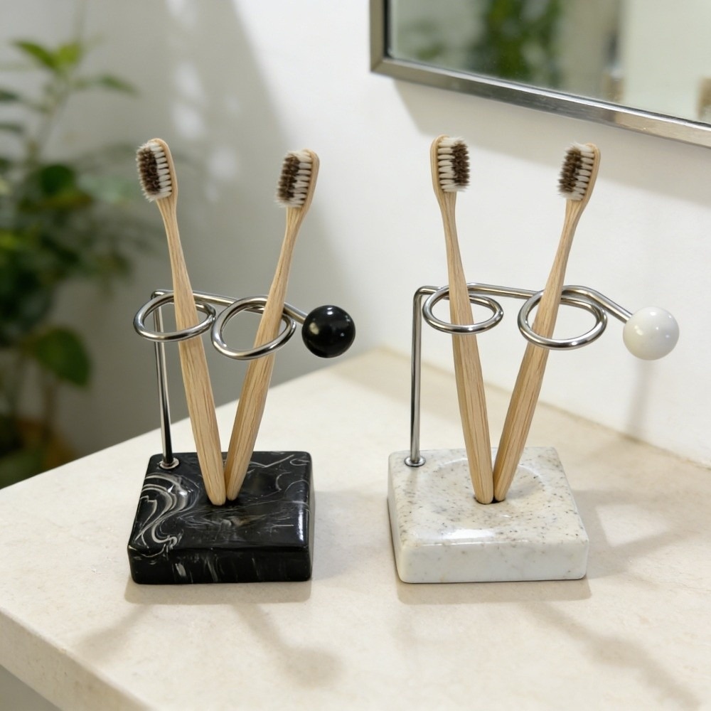モダンなデザインの樹脂製歯ブラシスタンド。金属製のリングと大 - Resin Vat のレビューと価格